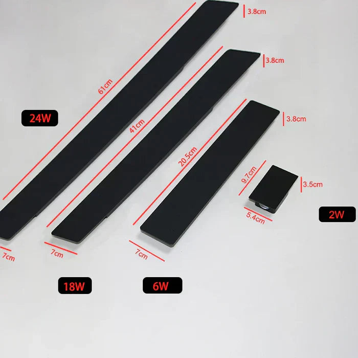 Schwarze LED-Lichtleisten in verschiedenen Größen und Wattzahlen, ideal für moderne Beleuchtung.