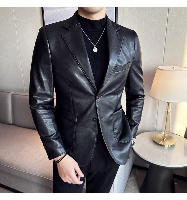 Mann in schwarzem Lederblazer, eleganter Stil, Wohnzimmer, Mode, Herrenbekleidung.