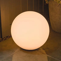 Leuchtende LED-Kugellampe, warmweiß, für Gartenbeleuchtung, energiesparend, modern.