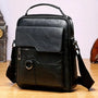 Schwarze Ledertasche, modern, stilvoll, Schultertasche, Herrenmode, Accessoire, elegant.