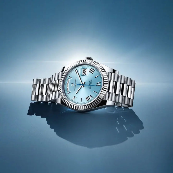 Luxus-Armbanduhr aus Edelstahl mit blauem Zifferblatt und Datumsanzeige auf blauem Hintergrund.