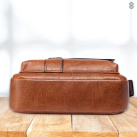 Luxuriöse braune Ledertasche auf Holztisch, stilvolles Accessoire, hochwertige Handtasche.