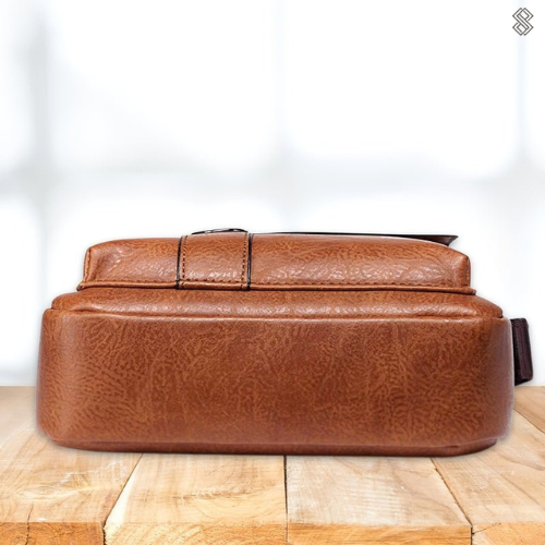 Luxuriöse braune Ledertasche auf Holztisch, stilvolles Accessoire, hochwertige Handtasche.