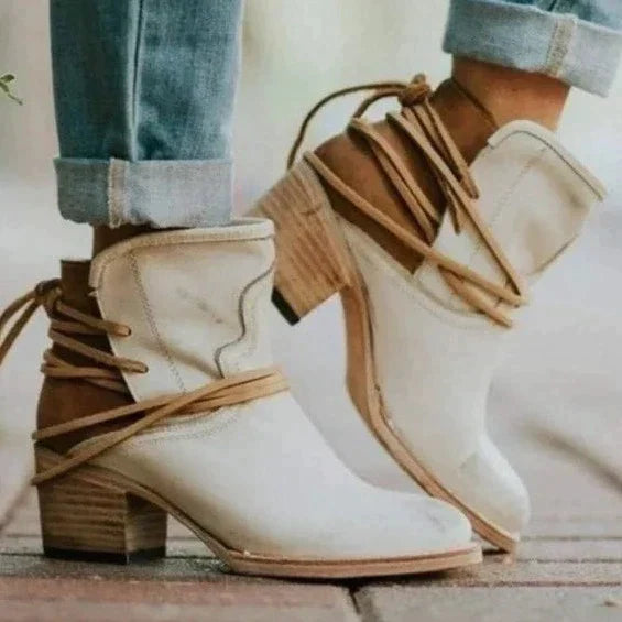 Weiße Lederstiefeletten mit Blockabsatz und Schnürung, Damenmode, lässiger Stil.