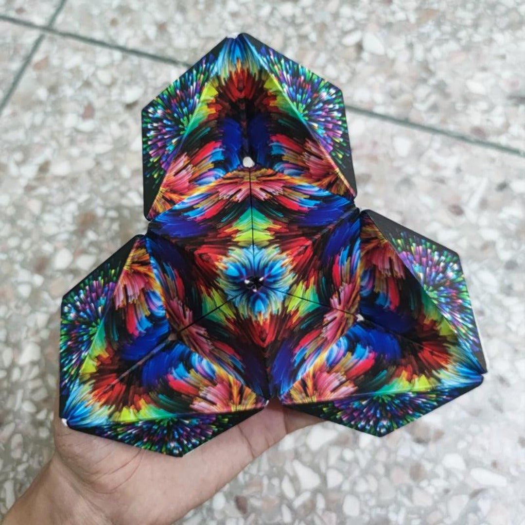 Bunter magnetischer Zauberwürfel, wechselbar, geometrisches Design, Hand hält Puzzle.