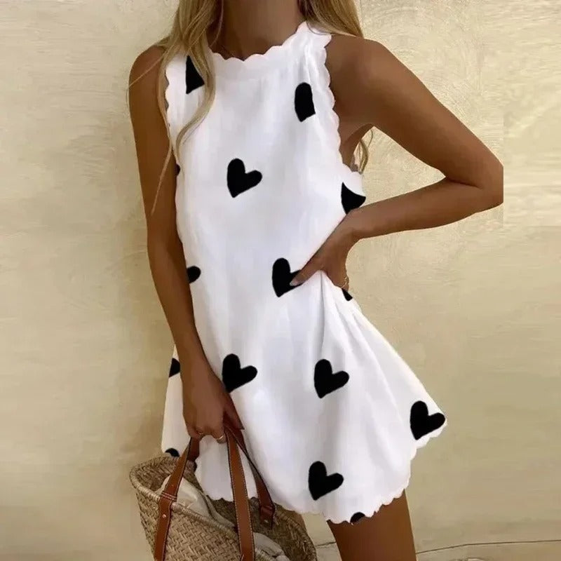 Weiße ärmellose Sommerkleid mit schwarzen Herzmustern, Damenmode, Freizeitkleidung.