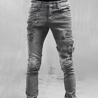 Graue Jeans mit Reißverschlüssen und Schnallen, modisch, urbaner Stil, Herrenmode.