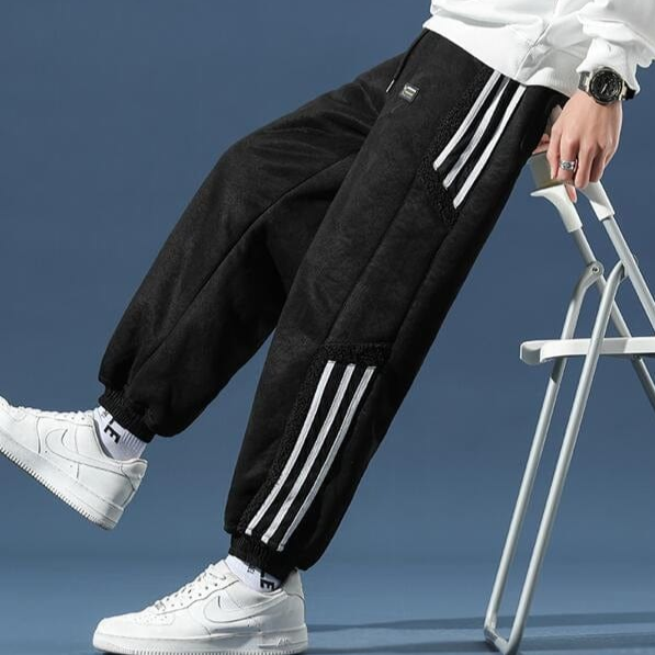 Schwarze Herren Jogginghose, warm, mit weißen Streifen, Wintermode, sportlich, bequem.