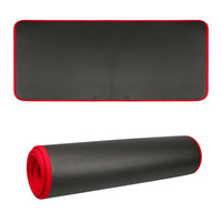 Schwarze Yogamatte mit rotem Rand, rutschfest, ideal für Fitness und Pilates.