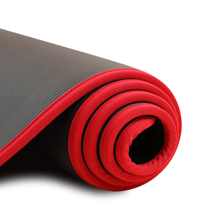 Schwarze Yogamatte mit rotem Rand, rutschfest, TPE-Material, ideal für Fitness und Yoga.