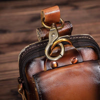 Braune Leder-Gürteltasche für Herren mit Reißverschluss und Karabinerhaken, modisch und praktisch.