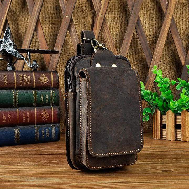 Braune Herren-Gürteltasche aus Leder, vintage Stil, mit mehreren Fächern, ideal für Reisen.