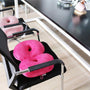 Rosa ergonomisches Sitzkissen auf schwarzem Bürostuhl, ideal für Komfort und Haltung im Büro.