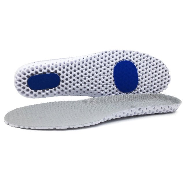 Graue orthopädische Einlegesohlen, schmerzlindernd, atmungsaktiv, mit blauen Dämpfungspads.