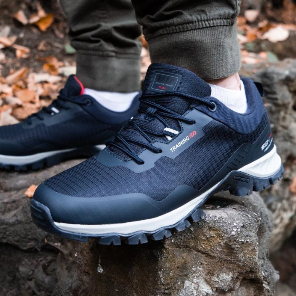 Dunkelblauer Outdoor-Schuh, rutschfeste Sohle, ideal für Wandern, Herren, robust, bequem.