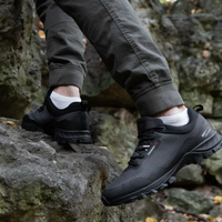 Schwarzer Outdoor-Schuh für Herren, wasserdicht, rutschfest, ideal für Wandern und Trekking.