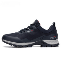 Dunkelblauer Outdoor-Schuh, rutschfeste Sohle, atmungsaktiv, ideal für Wandern und Trekking.