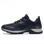 Dunkelblauer Outdoor-Schuh, rutschfeste Sohle, atmungsaktiv, ideal für Wandern und Trekking.