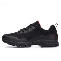 Schwarzer Outdoor-Schuh, rutschfeste Sohle, atmungsaktiv, ideal für Wandern und Trekking.