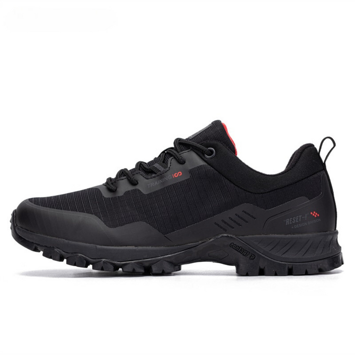 Schwarzer Outdoor-Schuh, rutschfeste Sohle, atmungsaktiv, ideal für Wandern und Trekking.