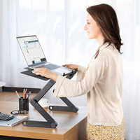 Frau nutzt höhenverstellbaren Laptopständer aus Metall am Schreibtisch, ergonomisches Arbeiten.