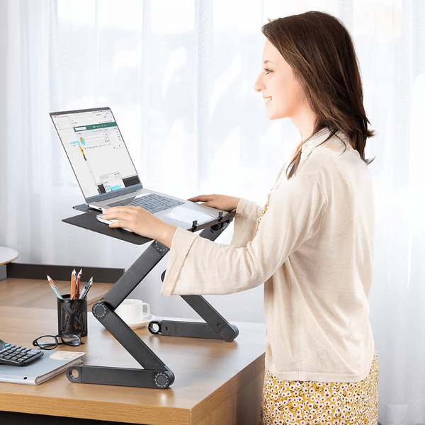 Frau nutzt höhenverstellbaren Laptopständer aus Metall am Schreibtisch, ergonomisches Arbeiten.