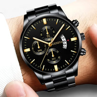 Schwarze Herrenarmbanduhr mit Chronograph, Edelstahlgehäuse, goldene Zeiger, elegantes Design.