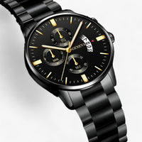 Schwarze Edelstahl-Armbanduhr mit Chronograph, goldenen Zeigern und Datumsanzeige.