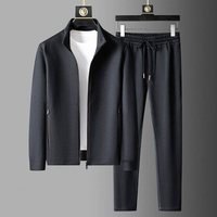 Schwarzer Premium-Trainingsanzug aus hochwertigen Materialien, Jacke und Hose, Herrenmode.