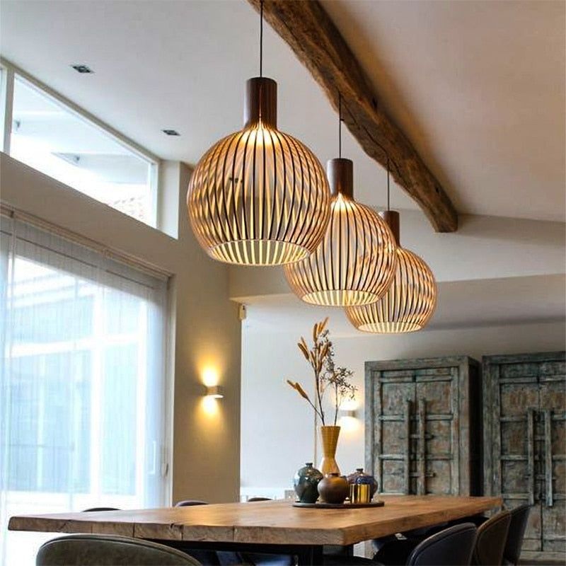 Moderne hängende Holzpendelleuchten über Esstisch, skandinavisches Design, Wohnzimmerbeleuchtung.