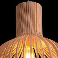 Moderne Holzpendelleuchte, natur, mit warmem Licht, ideal für Wohnzimmer oder Esszimmer.