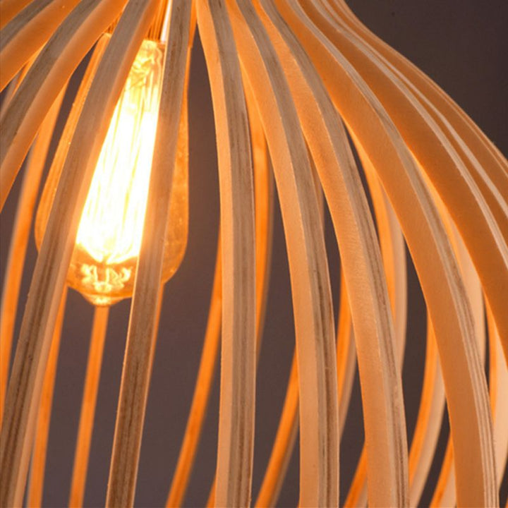 Moderne Holzpendelleuchte mit warmem LED-Licht, elegantes Design, ideal für Wohnzimmerbeleuchtung.