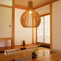 Moderne Holzpendelleuchte in minimalistischem Esszimmer, japanisches Design, warmes Licht.