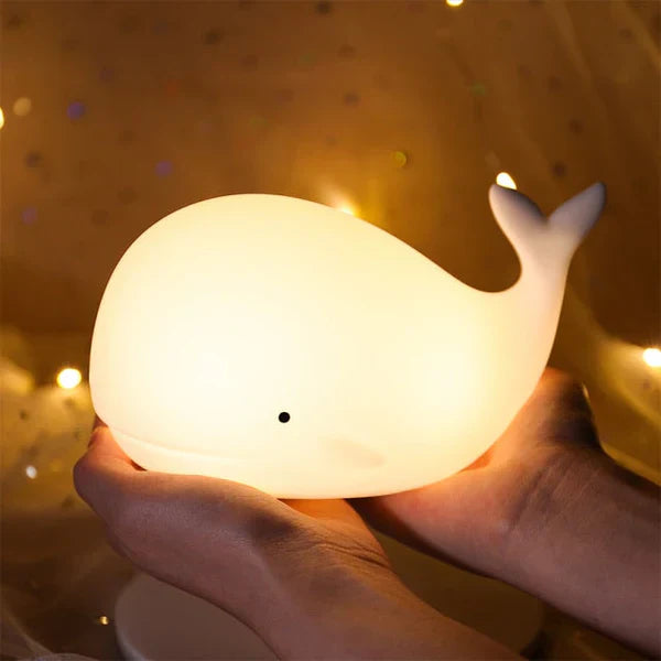Weiße Wal-Nachtlampe in Händen, LED, Kinderzimmer, dimmbar, energiesparend, dekorativ.
