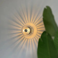 Moderne Glas-Wandlampe, strahlendes Lichtmuster, dekorativ, Wohnzimmer, skandinavisches Design.