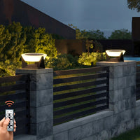 Moderne LED-Gartenleuchte auf Steinmauer mit Fernbedienung, energiesparend, wetterfest.