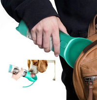 Tragbare Hundewasserflasche, grün, auslaufsicher, ideal für unterwegs, BPA-frei.