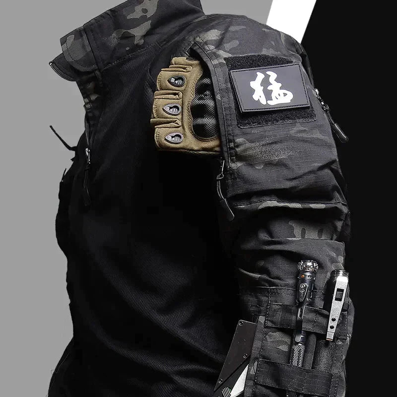 Taktische Jacke, schwarz, Camouflage, mit Taschen und Abzeichen, Outdoor-Bekleidung.