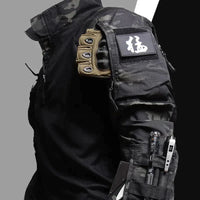 Taktische Jacke, schwarz, Camouflage, mit Taschen und Abzeichen, Outdoor-Bekleidung.