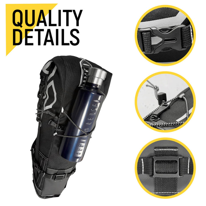 Schwarzer taktischer Rucksack mit Flaschenhalter, robustem Material, ideal für Outdoor-Aktivitäten.