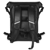 Schwarzer wasserdichter Rucksack mit verstellbaren Gurten und reflektierenden Streifen.