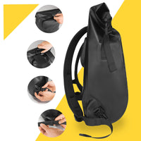 Schwarzer wasserdichter Rucksack, Rolltop, verstellbare Gurte, vielseitig, robustes Material.