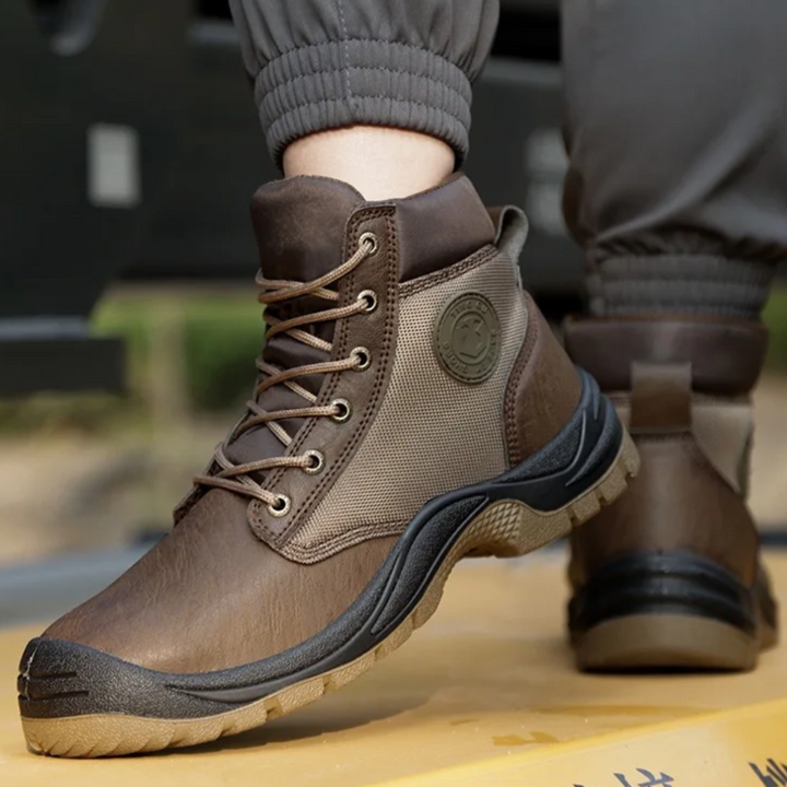 Braune Sicherheitsstiefel aus Leder, rutschfeste Sohle, robustes Design für Arbeitsschutz.