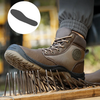 Braune Sicherheitsstiefel, rutschfest, durchtrittsicher, robustes Leder, ideal für Bauarbeiten.