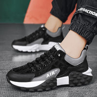 Schwarze Sneaker mit grauen Akzenten, robuste Sohle, modisch, bequem, für Herren.