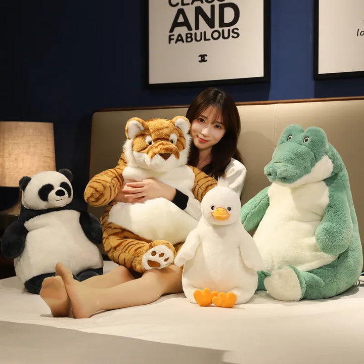 Frau mit Plüschtieren: Tiger, Panda, Ente, Krokodil auf Bett, gemütliche Atmosphäre.