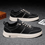 Schwarze Ledersneaker für Herren, atmungsaktiv, rutschfest, Freizeit, weiße Sohle.