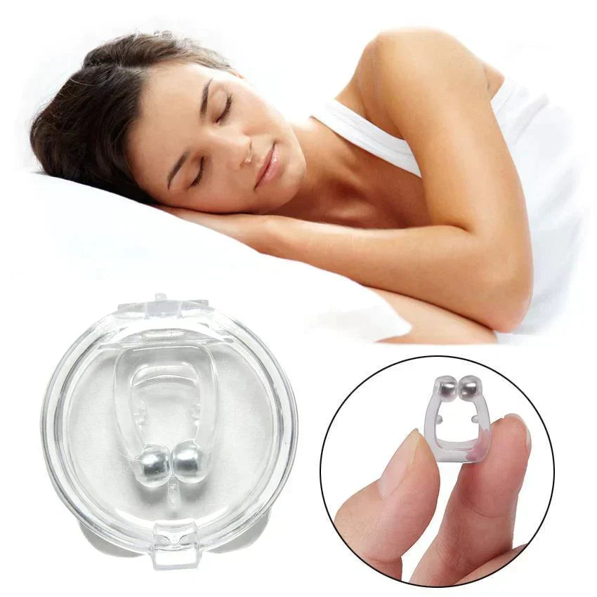 Frau schläft mit Anti-Schnarch-Magnetclip, transparent, in Kunststoffbox.