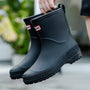 Schwarze Gummistiefel für Damen, rutschfest, wasserdicht, ideal für Regenwetter.