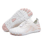 Weiße Sportschuhe mit rosa Akzenten, atmungsaktiv, rutschfeste Sohle, ideal für Fitness.
